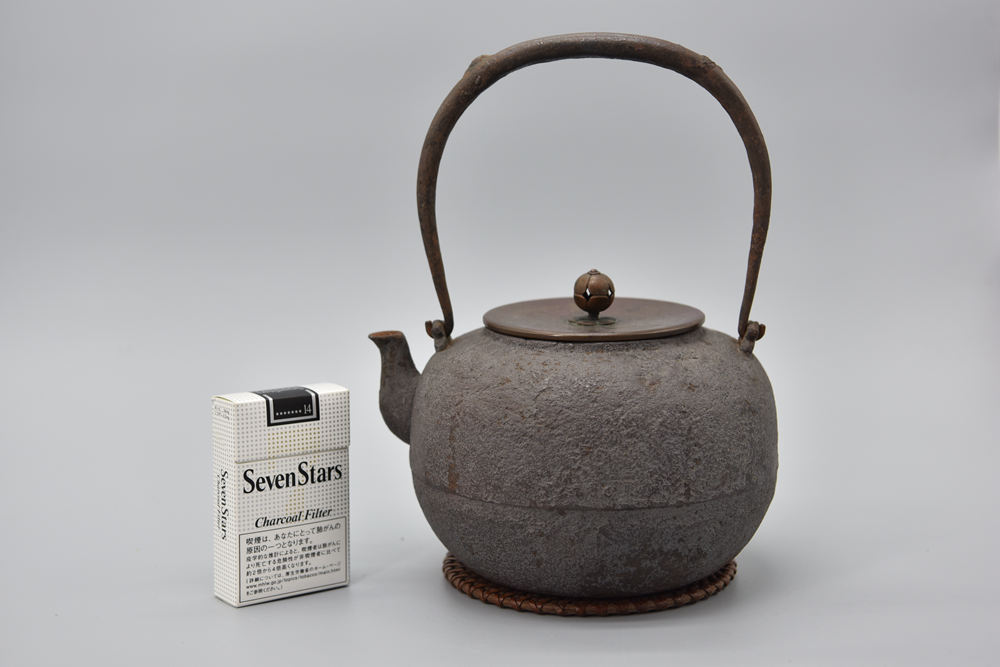 紫金堂加藤忠三郎　明治鉄瓶 丸型鉄瓶 蓋に鈴付き 紫金堂加藤忠三郎 明治鉄瓶 丸型鉄瓶 蓋に鈴付き 鉄瓶
