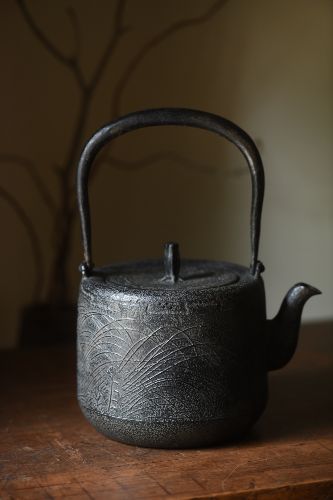 K485]=【樂】 煎茶道具南部鉄器雀州秋草図虫喰摘筒形鉄瓶未使用=