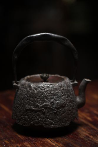 日本 明治时期 龙纹 带裙边 砂铁 小铁壶  重:946g 高:17cm 容量:605cc 口径:6cm  盖重:112g  原{ID235}