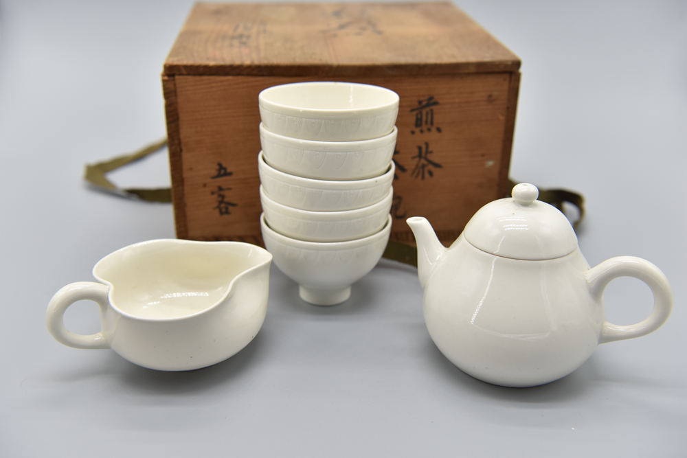 白磁 煎茶器 共箱 在銘 急須/湯呑/茶碗五个 {ID1316} 好釉水,好质感[玫瑰]
杯子高5.3口径7.5
公道最长直径11.5最宽9容量120cc
壶高9.5口径4.3容量240cc
