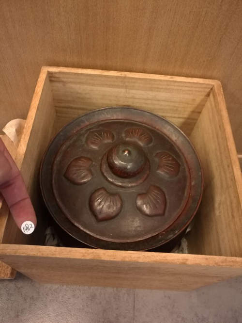 日本 一片铜打出 老建水/水指 带盖　茶器 ,  工艺好。
(可以拿来当垃圾桶，逼格满满的垃圾桶。)