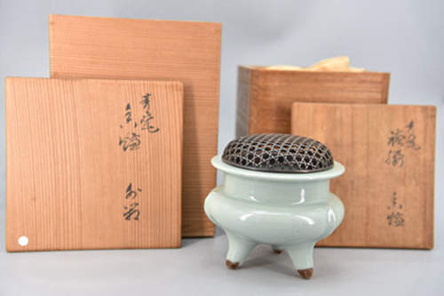 【初代苏山(1852～1922)】 银火舍 青瓷袴腰香炉 双箱

 初代諏訪蘇山是明治至大正时期京都杰出的陶工，在青（白）瓷制作上享有盛誉，留下了大量青（白）瓷的作品，其作品被誉为：蘇山青瓷。因其对于青瓷技艺的推动，大正6年（1917年）被任命为：帝室技艺员（美术工艺的至高荣誉，制作皇室的美术·工艺品的美术家）。