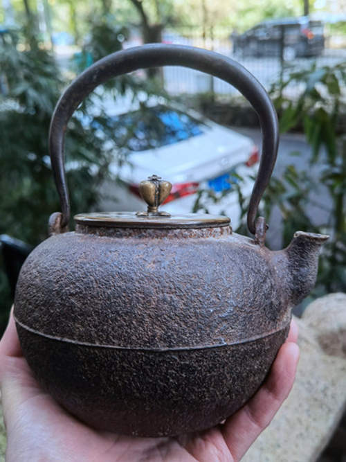 #精品小铁壶# 日本 老铁壶 盖款晴寿堂造 身款呗造 茶籽摘黄铜盖 小嘴小壶 铁质也是棒棒的！