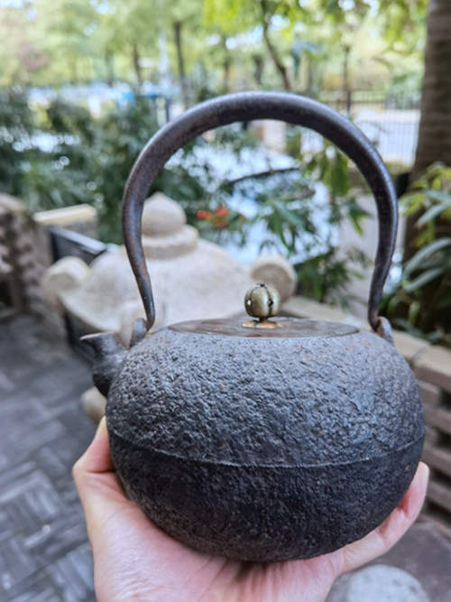 日本 昭和时期 经典 日丸形老铁壶 三越定制壶 重1450g 高约21cm 容量1.1L （壶形经典，铁感不错。很不错的。）内外都已经打理好了，价格不高。作为一把实用型的老铁壶相当棒