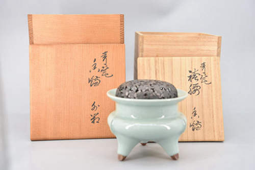 【二代苏山(1890～1977)】 青瓷袴腰三足香炉 纯银松興堂純銀肉彫火舎 共双箱