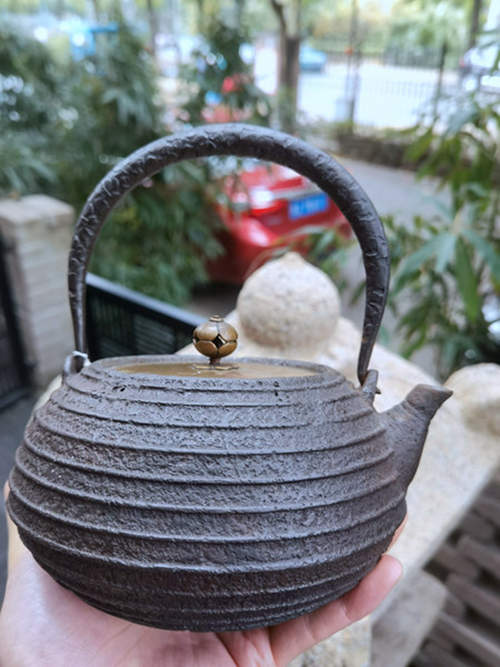 日本 大正时期 芋形 铁壶 梅花形响片 光玉堂 炮口老铁壶 砂铁质一流, 小嘴性感, 状态极佳.容量也相当OK。喜欢精品壶的朋友，可不要错过了：）