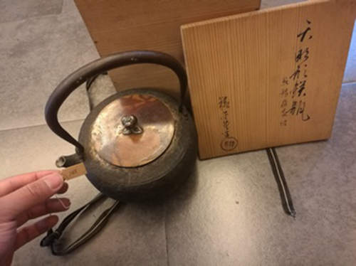 日本 大正时期 精金堂  天明形 手柄镶银粒 茶籽银摘 斑紫铜盖 小炮口 老铁壶  原箱
好铁好状态, 精品好壶. 上手可用。