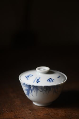 村田亀水.染付.蓋付.煎茶碗.五客.花押  高…約5.5cm　幅…約7.2cm
※素人採寸につき、多少の誤差はご容赦ください。