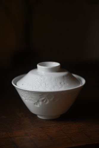 暗刻花 白瓷 老盖碗
(用刀在没有上釉的素胎瓷器上画出凹下去的花纹，称为暗刻花，之后浇上釉入窑烧，烧出来有花纹的地方会凹下去一点，颜色也深一点，朦朦胧胧很含蓄的感觉。)