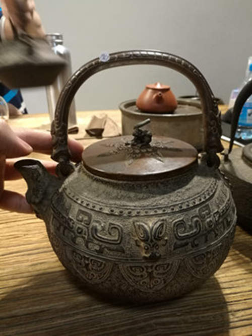 日本 西垣一磋 脱蜡法 老铁壶 壶底“一磋造之”款
西垣一磋的壶本就少，精品更是寥寥，壶底落“一瑳造”款 西垣一瑳为初代藏六门下弟子，传世作品极为稀少。若不言款，其作品水平绝不亚于藏六、梅泉或光重等人。严谨的态度，在其作品中表露无遗，也由于作者的精工巧思，自身散发出一种超凡的气势。此件瓶挂为脱蜡法铸造而成，器身素净。于其少见难得的作品中，呈现出细腻精湛的工艺水平。
西垣一瑳是明治、大正期(清末民国期)的金工大师，是金工巨匠初代秦藏六的高徒，作品以融合高古青铜器之题材而闻名。他的制器态度甚为严谨。与同时期的名家相比，存世作品相对较少，一直深受中日个人藏家的追崇。