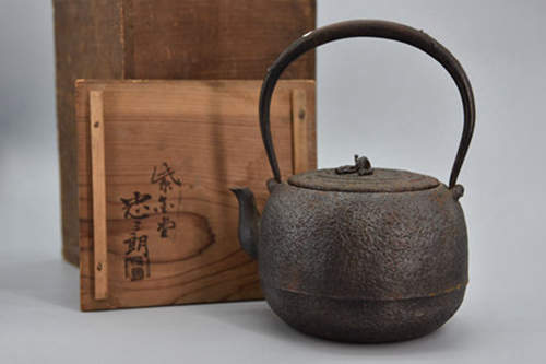 【精品重器】大正期 紫金堂忠三郎造 银环摘 铁盖 铁壶 品相完美,名师作品，细节可见功夫。
(紫金堂系为京铁釜师系统目前炙手可热的品种，乃因其制器清雅，器身规整轻薄，出水设计良好，广受茶人青睐，是未来茶席路线的重点关注品种。)