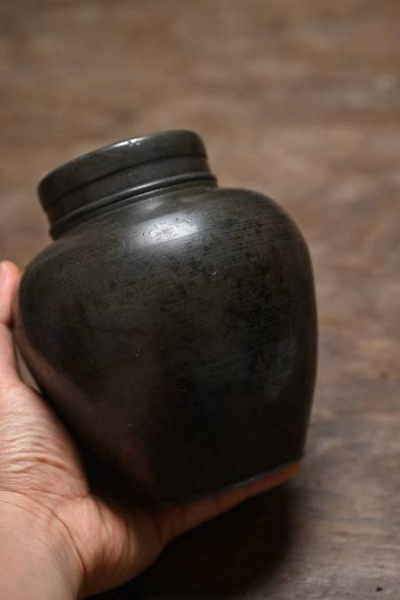 真右门御锡师 老锡罐
【高16cm】
日本 锡罐 古锡 茶叶罐 锡 老锡 茶入 
锡罐皮壳老辣 锡斑非常漂亮 年份足 底部铭 锡罐整体锡质好，双层密封盖，恒温防潮，比其他储茶器物更实用存放茶叶，茶席摆设使用雅器。