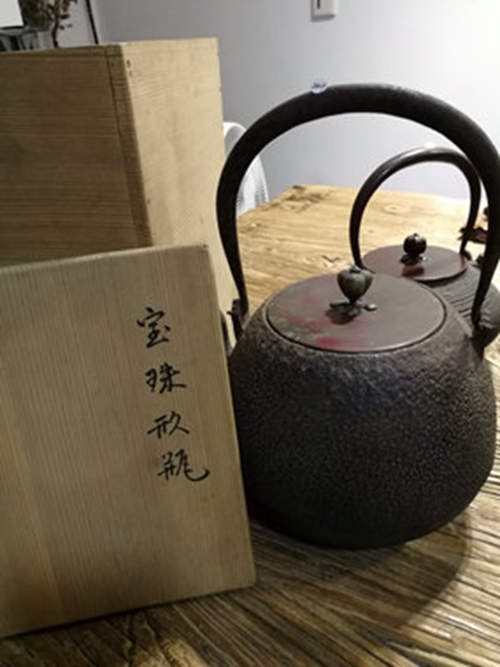 【特价，万元以内】日本 三千家唯一御用釜师大西清右卫门造 宝珠形 长闲形 茶籽摘 斑紫铜盖 老铁壶 带原箱 品相如图.
壶身有个铸造痕，非老补。不影响使用，有漏包退。
内外已经打理干净，上手可用。

大西清右卫门是京都地区声名甚高的釜师系统，传承有序，广受欢迎。自日本室町时代（1338–1573）便开始制作茶釜，从初代的大西净林传承至今已有十六代。