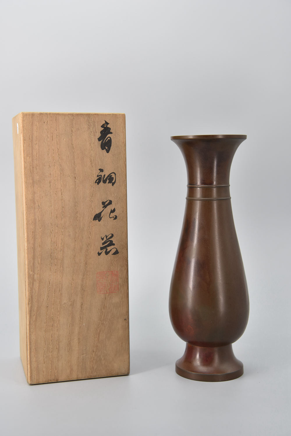 藏六制 觯式 青铜 花器

初代藏六：文政七年(1824年)--明治二十三年(1890年)，出生於山城，初名秦米藏，日本幕末、明治时期的金工。少年时在龍文堂学习金工铸造，技艺纯熟后，又深入研究中国古代青铜器文化，作品以大量使用先秦两汉青铜器元素为特点。
初代藏六成为当时日本金工第一人，先后模仿中国青铜器式样，制作江户时期孝明天皇的御用印章、幕府将军德川庆喜的黄金印章，以及明治时期的天皇御玺、日本国玺。
二代藏六（1854-1932）：初代秦藏六的长男；
三代藏六（1882-1944）：二代的三男，京都金属工艺协会名誉会长
四代藏六（1898-1984）：四代是二代的五男，三代的弟弟。昭和十九年(1944年)袭名四代秦藏六；技術保存園資格，京都金属工艺协会会长；昭和五十九年(1984年)殁，享年八十六歲
五代藏六（1927-1998）
六代藏六（1952-    ）