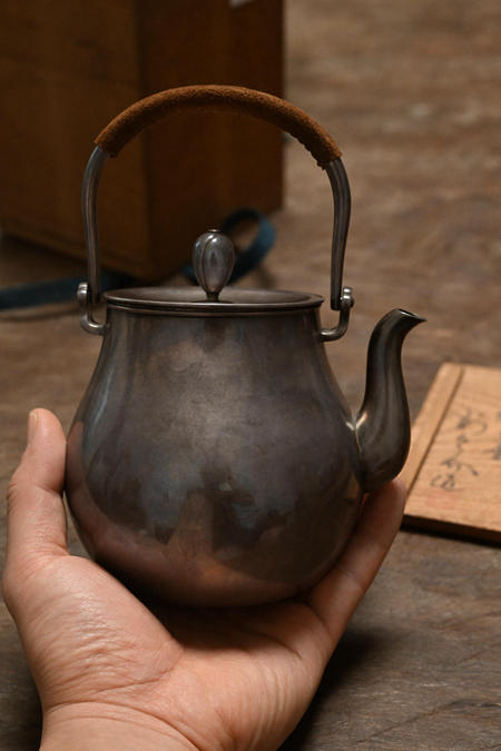 【极品】龙文堂 二代安之介 鹤首形 银壶
二代四方安之助龙文堂
安永9年~天保12年 (1780~1841)
初代的嫡子，文化2年(1805)中京区富，小路通四上大文字町住
四方龙文，名波雄、字鼎介，通称安之助，号龙文堂。作文房具、香炉等中国风的东西，受到当时文人墨客的赏识。