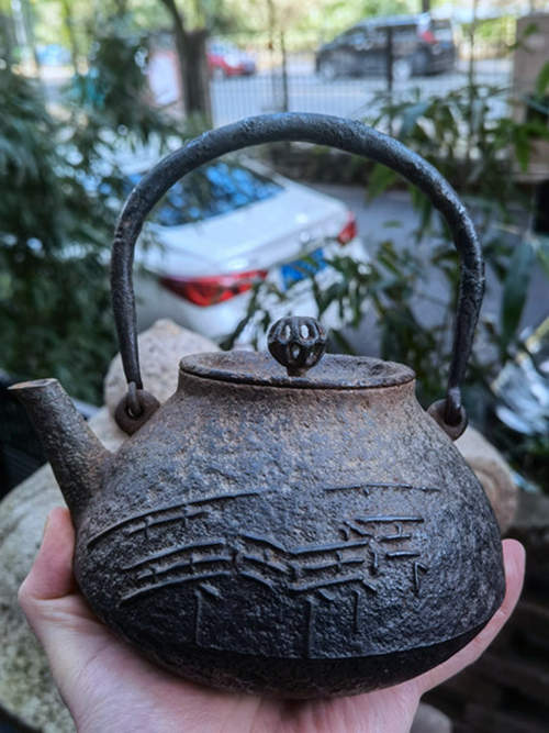 【精品，少见】日本 二代 金寿堂名人雨宮宗造 铁盖 长闲形 砂铁 老铁壶 铁盖相对少见