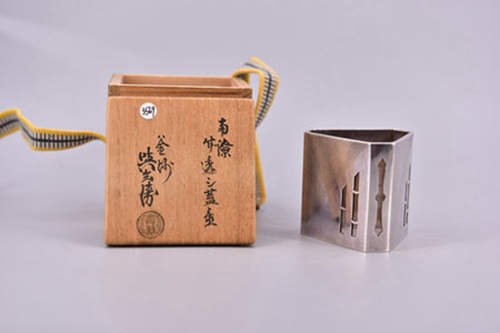 【精品】日本 南镣 竹透盖置 釜師與兵衛
略歴 初代 吉羽與兵衛1895年 京都四条室町に生まれる。幼名を健之助という。 1906年 12歳にして京都三条釜座の千家十職大西家13代目浄長の門下に入る。 1925年 大西家より別家を許される。
師匠浄長より與兵衛の号を受け京釜師として独立する。
表千家様即中斎宗匠、裏千家淡々斎宗匠より御箱書及び御好の釜の御用を賜る。 爾来京釜の伝統を守り各種展覧会に出品受賞し、技術保存優秀作家に指定も受ける。 1972年 喜寿を期に長男宗敏に與兵衛を譲り、隠居名を惣與とする。 1977年 著書「釜」光琳社　晩年の作品制作に意欲をもやし、又、後継者の指導、小作釜の鑑定研究にふける。 1983年 「京釜の真髄」と題して、京都高島屋にて、米寿記念展を催し、最終晩年の作品を発表する。 1986年 91歳にて没す。 二代目 吉羽與兵衛1930年 初代　與兵衛の長男として生まれる　本名宗敏 1947年 家業釜師の修行に入る 1972年 二代 與兵衛を襲名
爾来京釜の伝統を厳しく守り
新しい創造を求めて研究製作に打ち込む 1974年 東京にて與兵衛襲名記念展 1975年 京都にて與兵衛襲名記念展 1981年 東京日本橋三越本店にて第一回個展　爾来三年ごとに個展催す 1984年 広島にて個展および文化講演会「京釜から見た茶の文化」 1986年 岡山にて個展および文化講演会「京釜の製作とその見方」 1989年 名古屋三越本店にて第一回個展 1990年 京都にて個展 1992年 福岡にて個展 1993年 同門会愛知支部にて講演「京釜の製作とその見方」
名古屋三越栄本店にて第二回個展 1994年 同門会長崎支部にて講演「京釜の製作とその見方」 1995年 茶の湯同好会夏期大学にて講演「京釜の生まれるまで」 1997年 札幌にて文化研究会および講演 2000年 茶の湯同好会夏期大学にて講演「芦屋 天明 京釜」 2002年 表千家北山会館定期公演会にて講演「京がま あれこれ」 2003年 東京日本橋にて第八回個展 2005年 京都髙島屋、東京日本橋三越本店にて喜寿記念展 2008年 長男柾人に三代與兵衛を譲り、二代惣與となる 三代目 吉羽與兵衛1968年 二代　與兵衛の長男として生まれる　本名柾人 1985年 先代、先々代のもと仕事場に入る 1991年 京都芸術短期大学(芸術学部立体専攻)卒業
美術茶道具商中西松豊軒に茶道美術全般の勉強のため修行に入る 1994年 先代に師事し家業釜師の修行に入る 2008年 三代　與兵衛を襲名
京都、東京、岡山等、各地で襲名展を催す