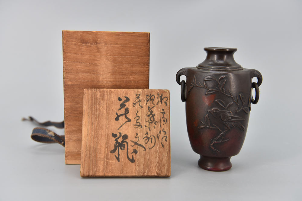 日本 名家 琢斋 紫斑铜 双耳 花瓶，整体造型圆润，纹路线条柔美，斑驳质感，斑紫铜皮壳包浆散发出琥珀般的光泽，双耳造型，清新脱俗。 （日本著名铸物大师，擅长以蜡形铸铜的方式制作文房用品、茶器等，其独特的斑紫铜绝技独步天下。初代琢斋在十六岁时(文政七年,1824年)就以蜡形铸铜的方式创作，明治时期以后,琢斋透过种种细微的研究,发明了其独特的斑紫铜。）