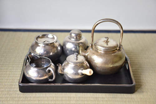 【精品】 日本 大正时期 大阪金工名家 金匠堂丹金製 纯银 槌纹 银茶器 6件套 
1.侧把银急须 重226g  高9cm 容量260cc
2.银公道 重179g 高6cm 容量 300cc
3.茶叶罐 重273g 高11cm
4.银建水 重267g 高8cm 容量517cc
5.大银壶 重:377g 高:17cm 容量:830cc
6.银边托盘 长34cm 宽25cm 高5cm