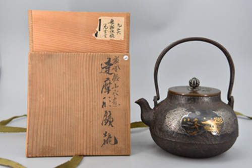 明治时期 光玉堂佐藤氏金工作品  山水家屋金工图案 难得一见的精品 铁壶 带原箱。
{光玉堂始创于江户时期（1868年之前 ），初代光玉堂堂主：御釜师佐藤堤，壶身落款为“光玉堂造”圆印款，二代堂主继承一代堂主精工的特性，在壶型及装饰上略有变化，壶身落款为四方“光玉堂造”印款。初代的光玉堂的堂主是佐藤堤，二代以后没有继承此名号，一直沿用光玉堂堂号。}