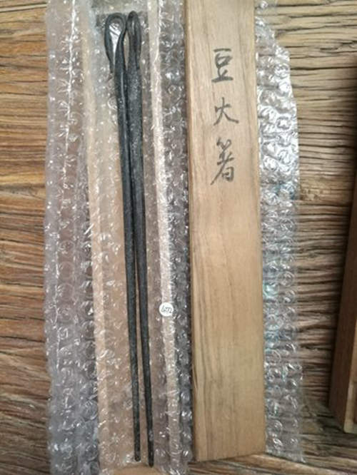 日本 大正时期 铁打 空心 火筷 一对 带木箱
一对仅重33g 手感极佳。手握之处焊有银点，越用越漂亮，可见作者的用心。（长26.5cm）