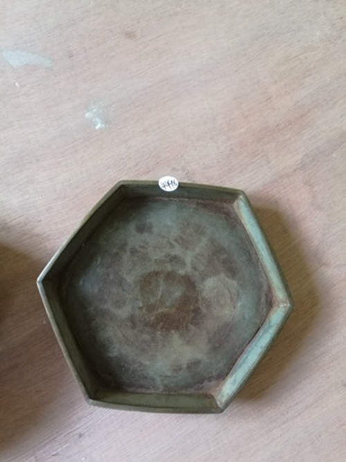 【骨董】古錫 三つ足 急須盆 瓶座 雷紋 六角 煎茶道具 錫製　でございます。

画像に映っているものがすべてでございます。

外形寸法
直径：9.5cm
高さ：1.5cm
