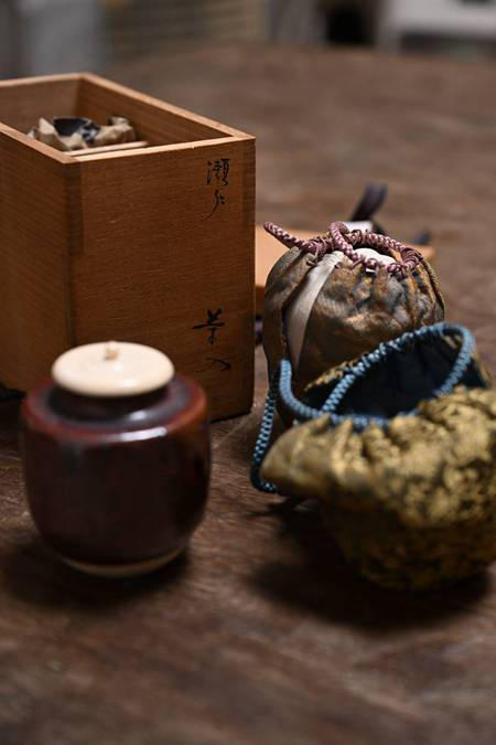 『精』日本 江户时代 古濑户 肩冲 茶入 茶仓 茶叶罐 
双西阵织仕覆袋 ・ 木箱附