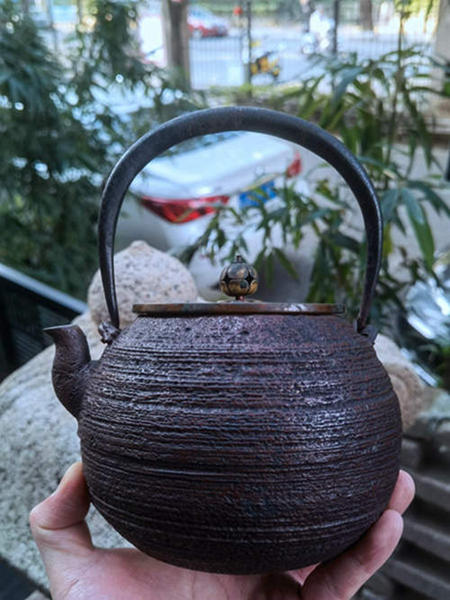 【实用老壶】日本 著名堂口 大正时期 祥云堂 双款 老鉄瓶 双款老铁较为难得，铁质也是棒棒的！