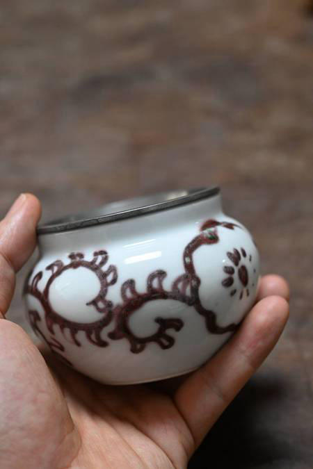 【 白磁 釉裏紅 唐草花文 錫蓋 建水 】 煎茶道具 茶具口径約７，４cm　胴径約９，４cm　全高約６，８cm