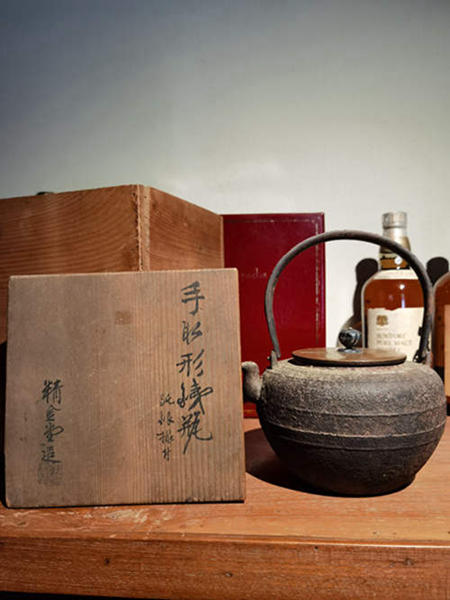 日本 大正时期 精金堂  手取形 铁打平提手 纯银花摘 铜盖 老铁壶  原箱
内外已经打理清楚，上手煮几次就可使用。品相和铁质都无需担心。