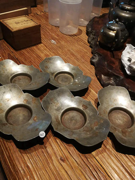 日本回流 清代著名锡器堂号 金泰源造 古锡茶托，5客 包浆很不错，品相如图，适合较大杯子.。
