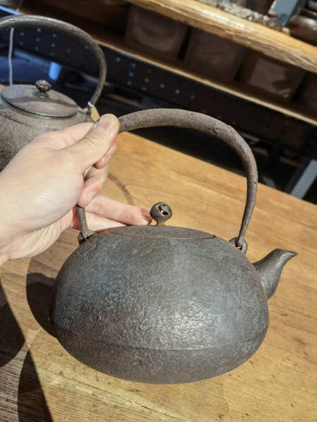 【有坂造】柚肌地紋 丸形 鉄瓶・古鐡瓶・鐵瓶・鐵壺 , 已经打理好, 上手可用。