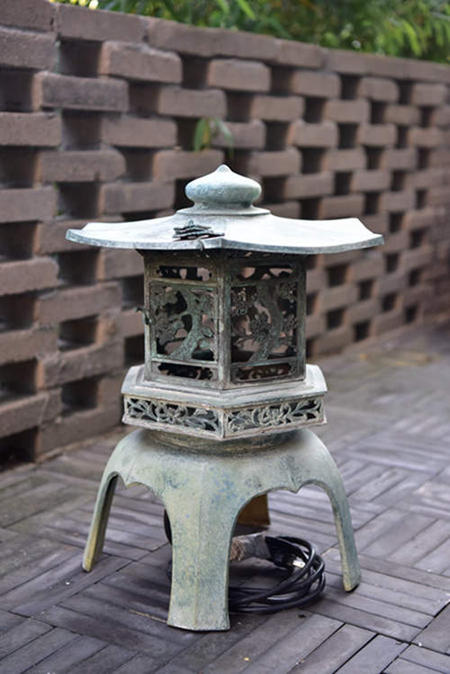 日本 老铜宫灯/老铜器/庭院灯笼/日本雪见灯笼
置于墙角房檐庭院别墅抑或玄关，可为整个空间增添数分典雅古朴气质。开窗图案六面雕。笼内空间也是一方小天地，妙趣横生。大尺寸。高约60cm，直径42cm。 整体相当重。比一般的都要大很多很多也重。 年纪也有一百多年了。（东西好不好看细节。）