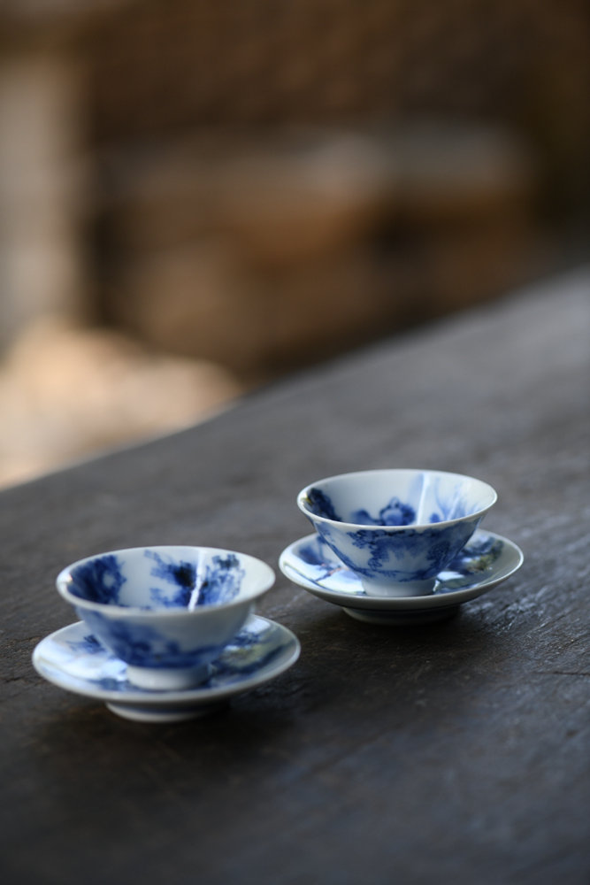 日本 辉山 手绘山水 茶杯一组
杯:口径6.5cm 高3.0cm 容量30cc
垫:直径8.0cm 高1.5cm