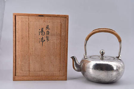 日本 200年老舗 大阪 『芝翫香造』 純銀製 提梁 土器形 砲口湯沸 銀瓶 共箱