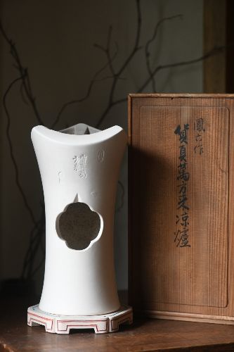 日本 货真万方来 白泥 凉炉 凤六作 原木箱  纯手工
炉高26.5cm 直径14cm 口径9.5cm
底座直径15cm 高2.4cm