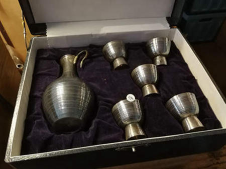 日本回流 纯银酒器 一套 五杯一壶 原箱
杯子高4cm口径4cm
壶高12cm口径3cm