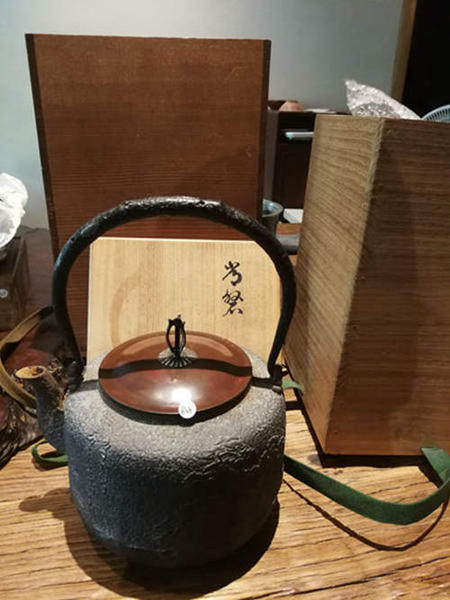日本 昭和11年〈1936年〉纯银花摘 斑紫铜盖 釜师儀兵衛作 万代屋铁壶 双落款 双保存箱 内外打理清楚，上手可用。