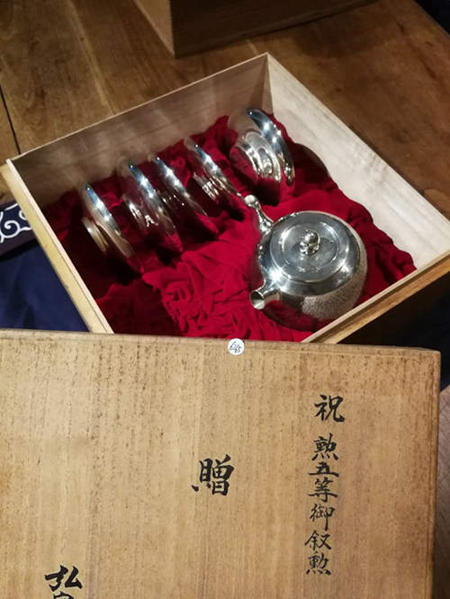 『未使用，美品』日本 昭和早期 锤目纹 手工 茶托+侧把侧把 银壶套组 纯银款 带原箱
银托 直径10.5cm 底径4.5cm 高2cm 总重231g
银壶重282g 口径5.5cm 高11cm 容量520cc