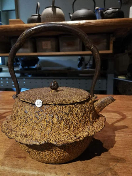 日本 昭和时期 雅山作 砂铁 炮口 黄肌 老铁壶  
★未使用美品，想找这种老壶，但没使用过的就不要错过了。