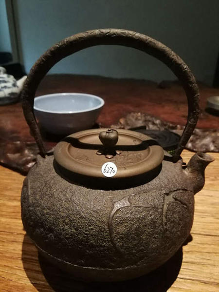 #精品小铁壶# 日本 双款老铁壶 盖款晴寿堂造 身款乾造 茶籽摘 刻图刻诗铜盖 砂铁质感，响片完整。