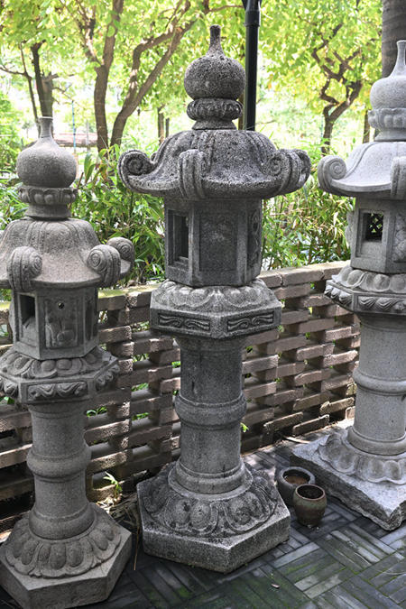 『不包邮』日本原装  庭院石灯 石灯笼  （ 大几十年或上百年）
属于超大物品 所有地区木架运输 不包邮 运费到付
备注： 石灯长年处于外部环境 经过长时间风化 可能会有局部轻微自然脱落现象 介意勿拍 国内现货