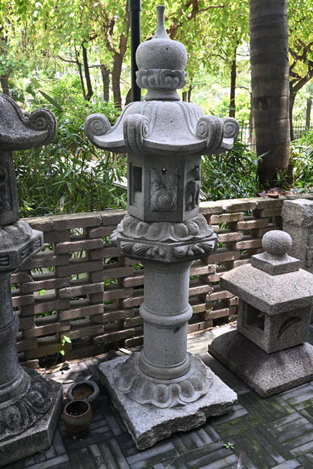 『不包邮』日本原装  庭院石灯 石灯笼  （ 大几十年或上百年）
属于超大物品 所有地区木架运输 不包邮 运费到付
备注： 石灯长年处于外部环境 经过长时间风化 可能会有局部轻微自然脱落现象 介意勿拍 国内现货