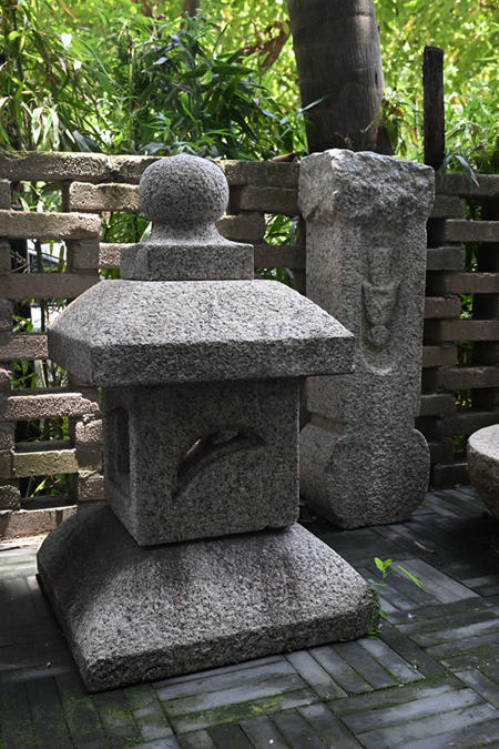『不包邮』日本原装  庭院石灯 石灯笼  （ 大几十年或上百年）
属于超大物品 所有地区木架运输 不包邮 运费到付
备注： 石灯长年处于外部环境 经过长时间风化 可能会有局部轻微自然脱落现象 介意勿拍 国内现货
上半部分75cm 下半部分82cm 中间46*46cm