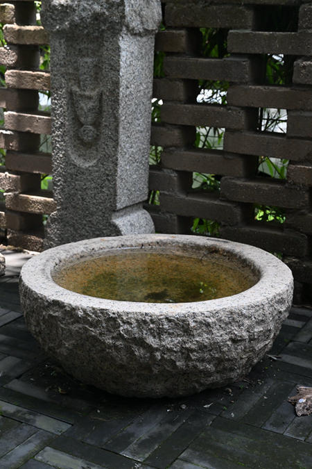日本原装  庭院 石钵/水盆 可用于枯山水景观庭院造景。国内现货
属于超大物品 所有地区木架运输 不包邮 运费到付