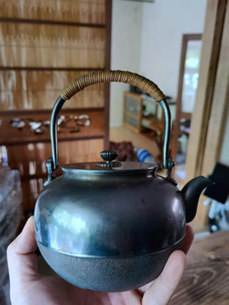 日本 一望斋 炮口小嘴 花摘 纯手工 纯银款 百年银壶 内带圆形响片 烧水壶 茶道茶具。满满的细节，俏皮的小嘴，为这把壶加分不少。