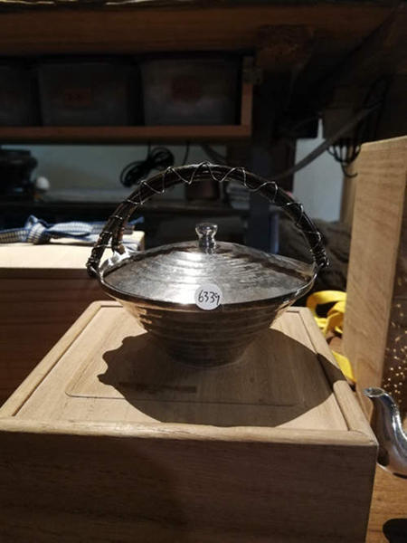 『个性』日本 三越定制款 藤编手柄 芋形小银壶/侧把 未使用美品。（这个应该是我这一年来收到最有个性的一把小壶，我觉得来泡绿茶或者白茶应该是非常棒的。）