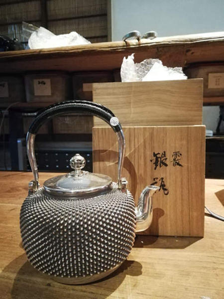 ◈日本 光隆造 霰型 藤编把 内置大花   响片 完美品
◎重:560g 高:20.5cm 容量:1150cc 口径:7cm  {ID6363}