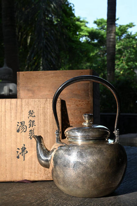 日本 大正时期 茶籽摘 长闲形 槌目纹 老银壶 原箱 器型饱满，出水流畅。
