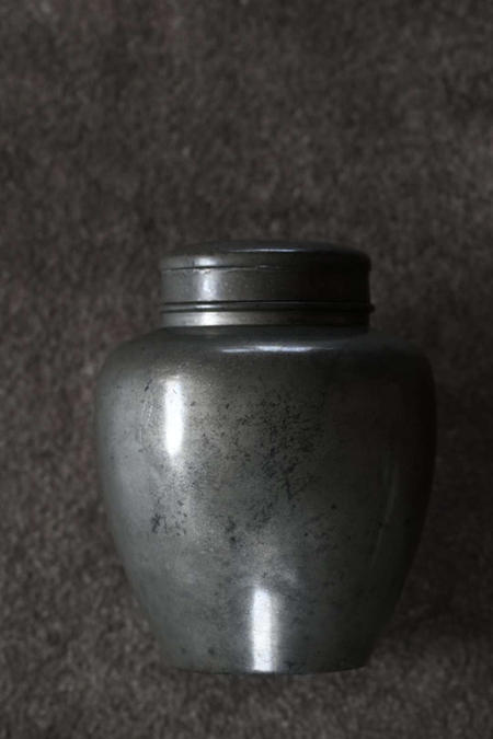 日本 老锡罐 古锡 茶叶罐 锡 老锡 茶入
【高18cm】
锡罐皮壳老辣 锡斑非常漂亮 年份足 底部铭 锡罐整体锡质好，双层密封盖，恒温防潮，比其他储茶器物更实用存放茶叶，茶席摆设使用雅器。
